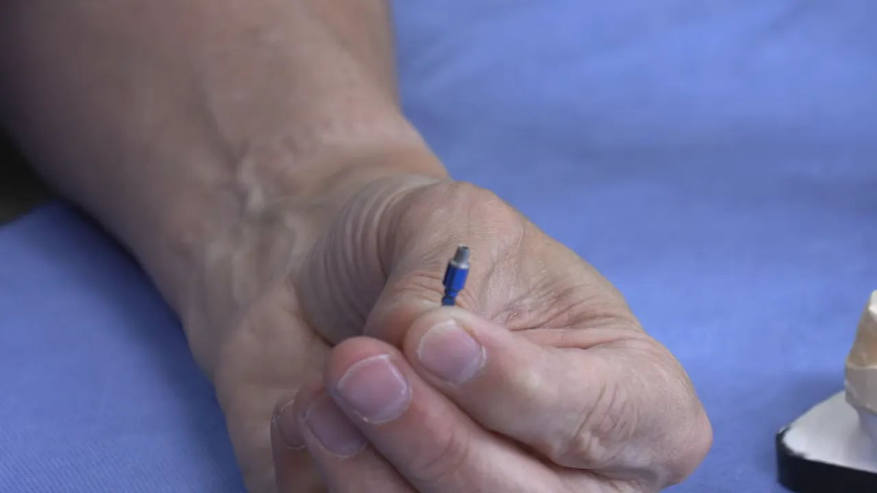 Analog de laborator albastru și cilindru de titan mic