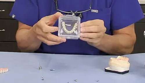 Punte pe implanturi prezentată în cutie tip bijuterie